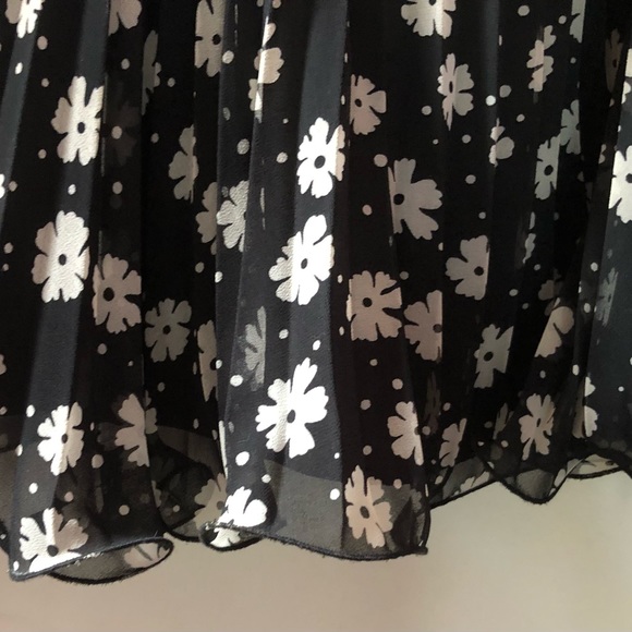 Black and White Flower-print Skirt - Picture 3 of 7
